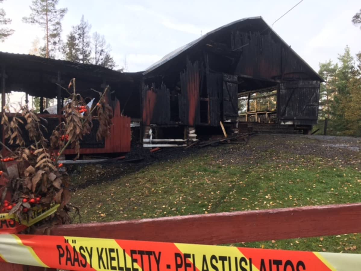 Killanmäen tanssilava tuhoutui tulipalossa.