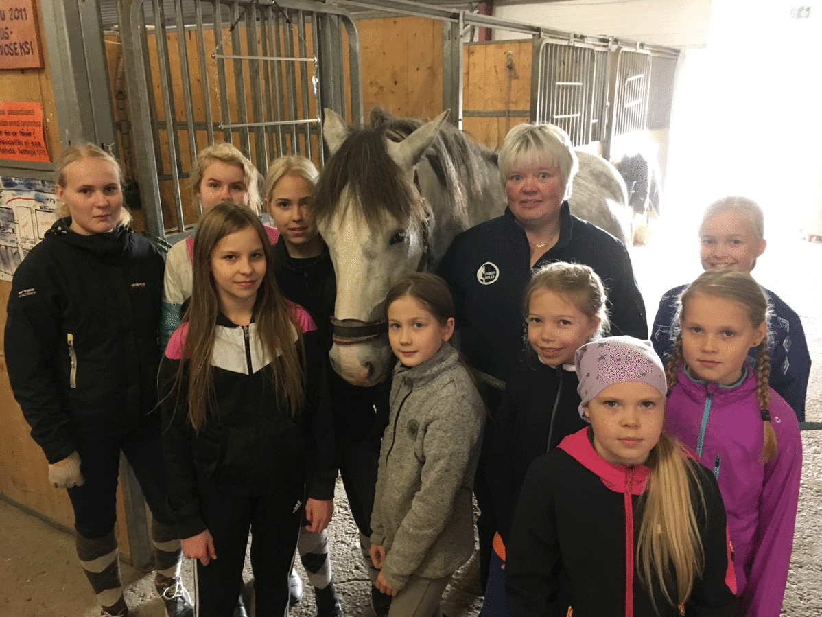 Tiina Koivuniemi ja tallitytöt.