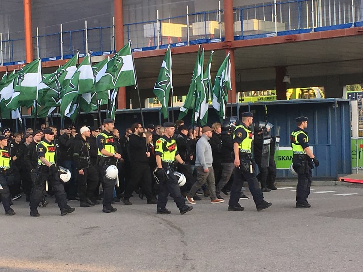 Kuvassa Pohjoismaisen vastarintaliikkeen mielenosoittajia ja heidän ympärillään poliiseja.