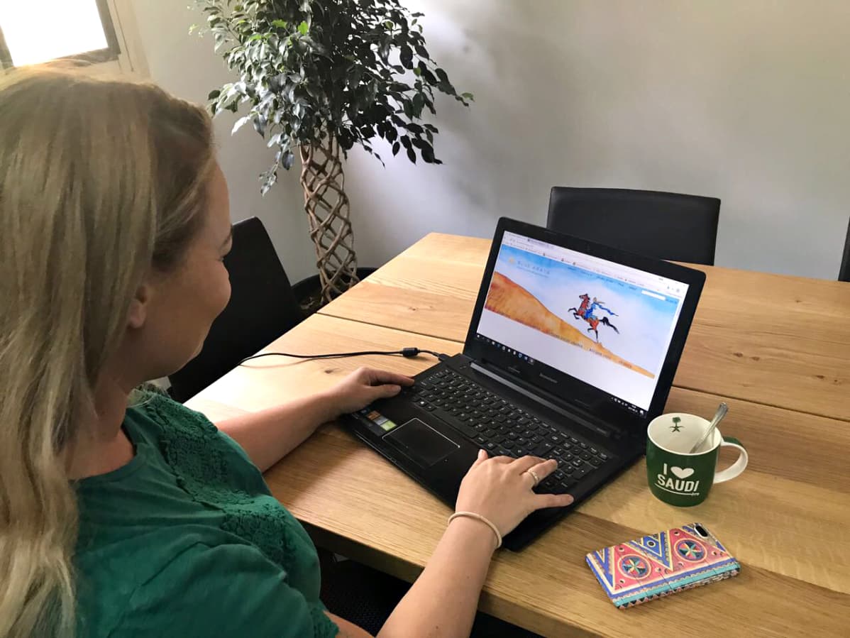 Laura Alhon blogista on kasvanut Saudi-Arabiassa iso menestys, ja se on tehnyt hänestä myös tunnetun henkilön maassa.