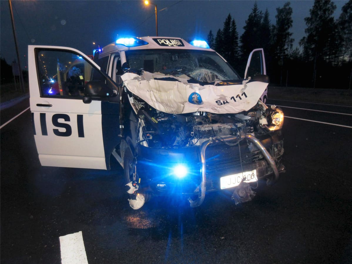 Poliisiauto, joka on törmännyt hirveen.