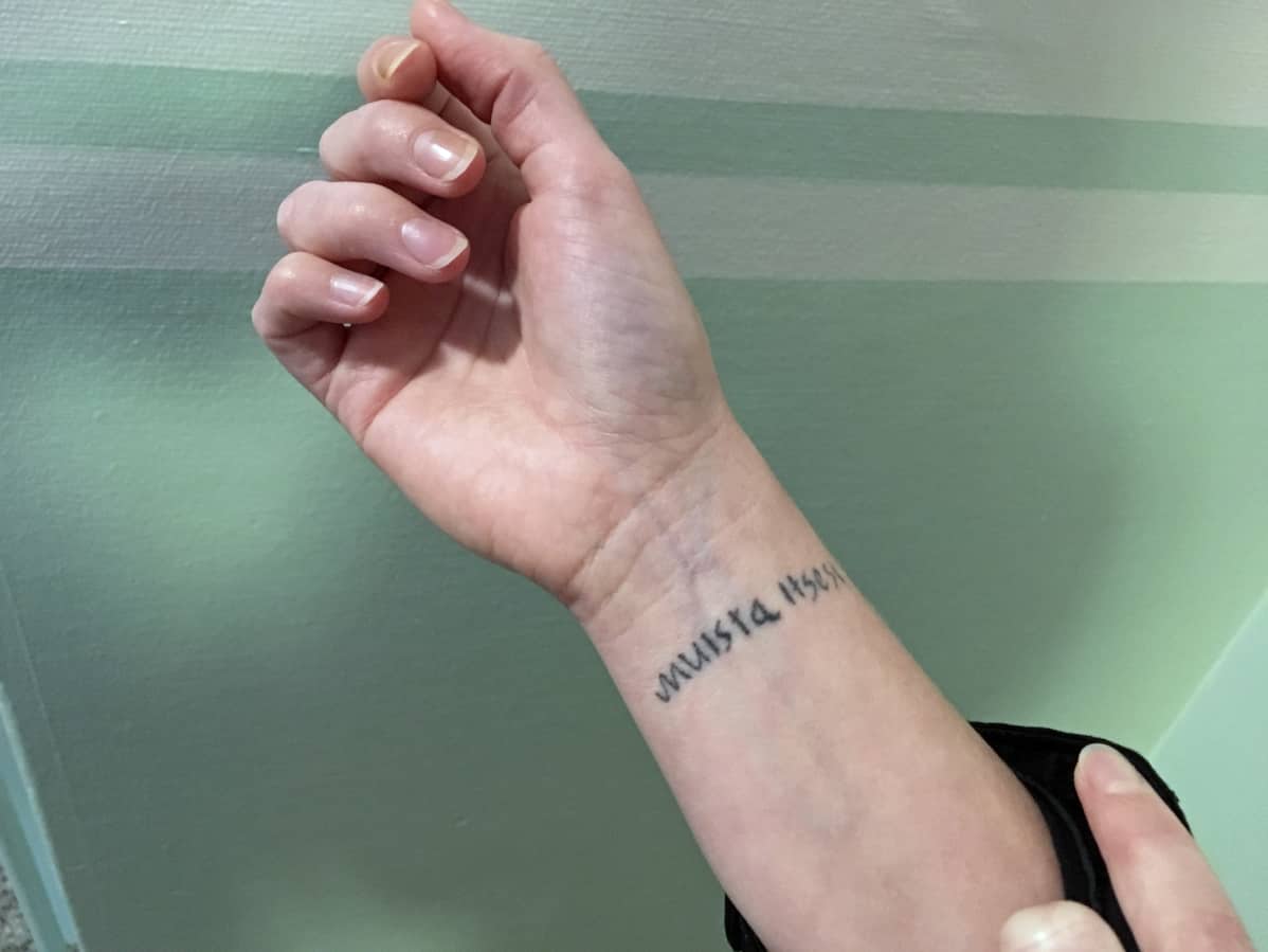 Minttu Hämäläisen käteen on tatuoitu teksti 'Muista itsesi'