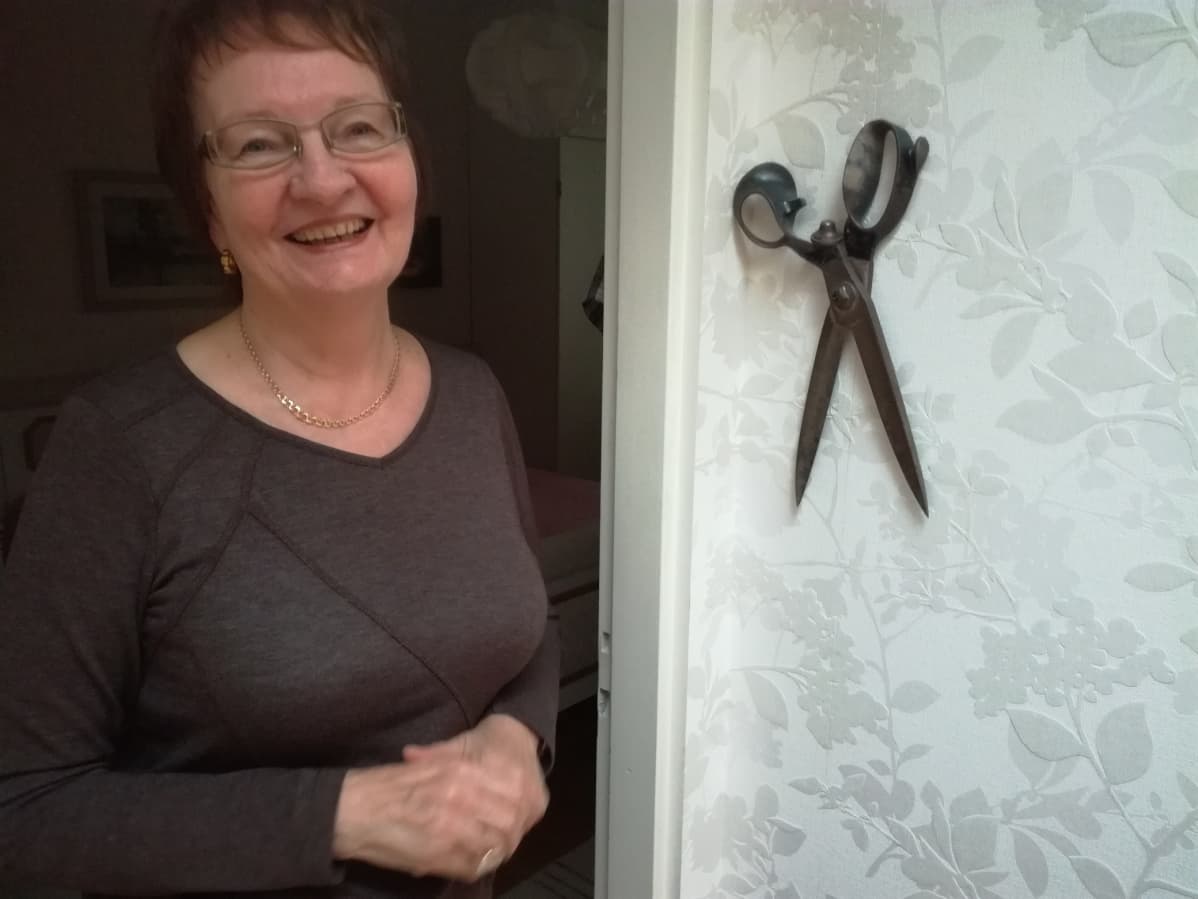 Tuula sai perinnöksi vaatturi-isänsä sakset. "Tai ostaahan ne piti, koska Saksassa ei saa antaa saksia, se katkaisee ystävyyden. Ostin ne 20 sentillä".