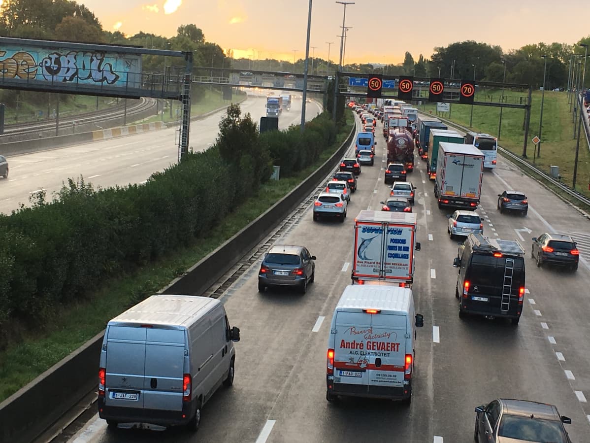 Aamuruuhkaa Antwerpenin kehätiellä.