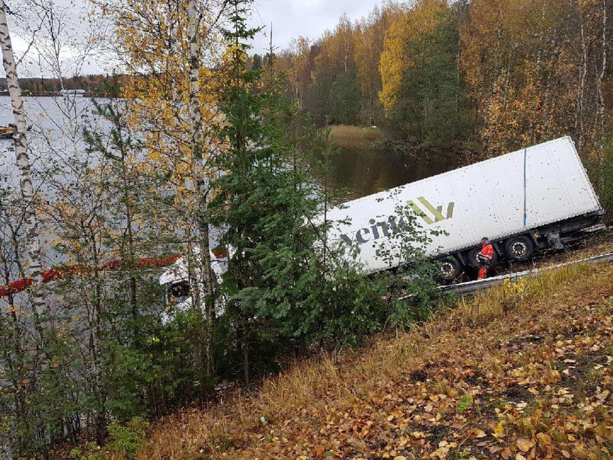 Tieltä suistuneen rekan nosto-operaatio käynnissä sunnuntai-aamupäivällä Joutsassa.