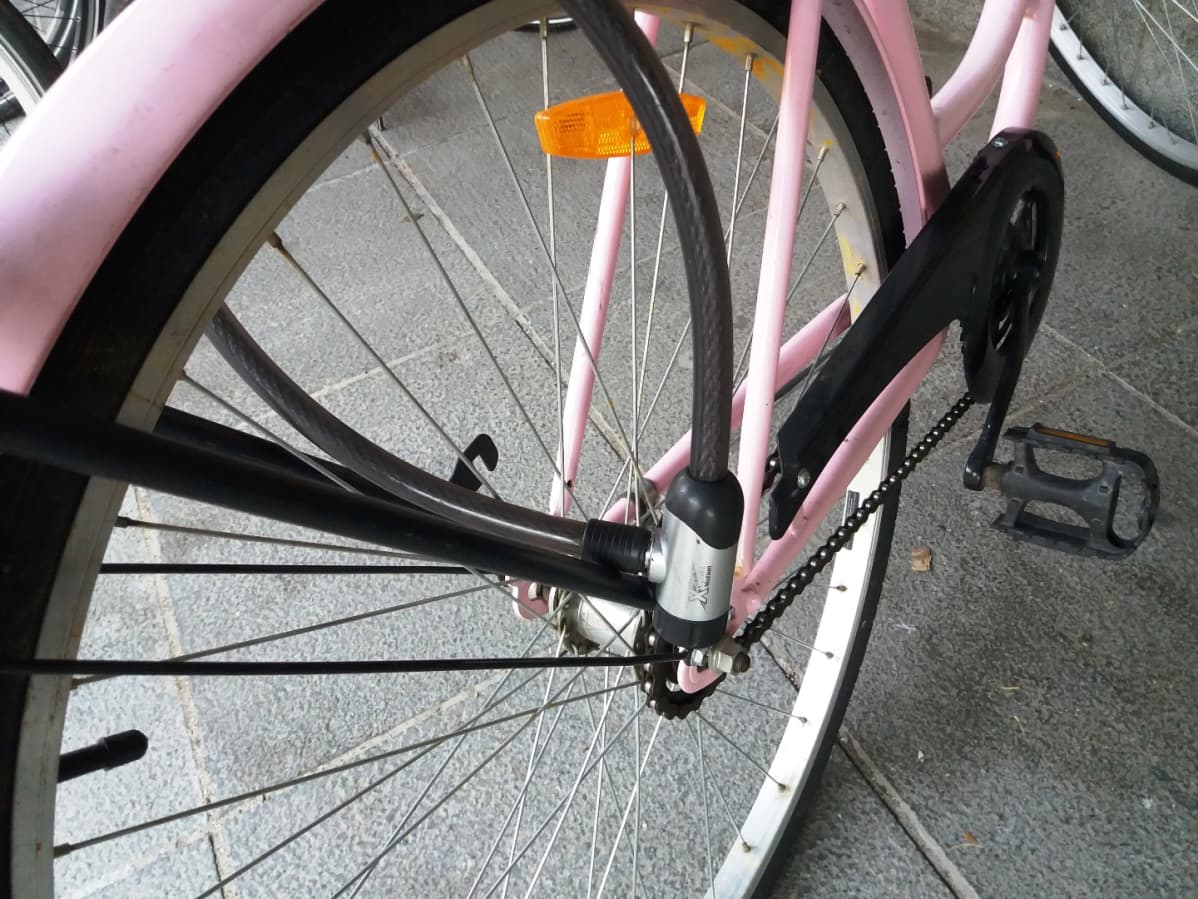 Polkupyörässä kiinni oleva vaijerilukko
