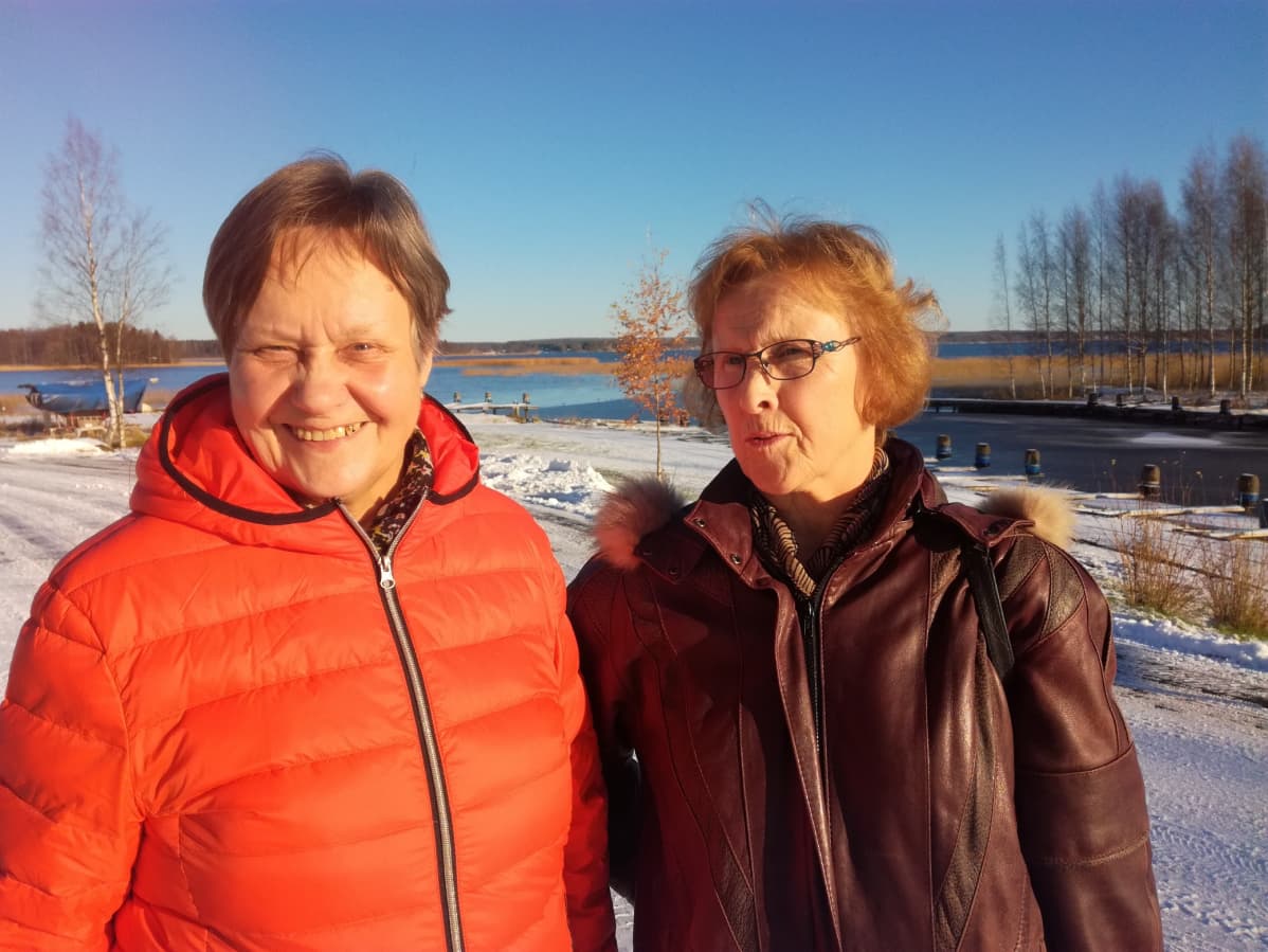 Sanna Granholm ja Leila Övermark ovat vapaaehtoisia saattohoitoystäviä.