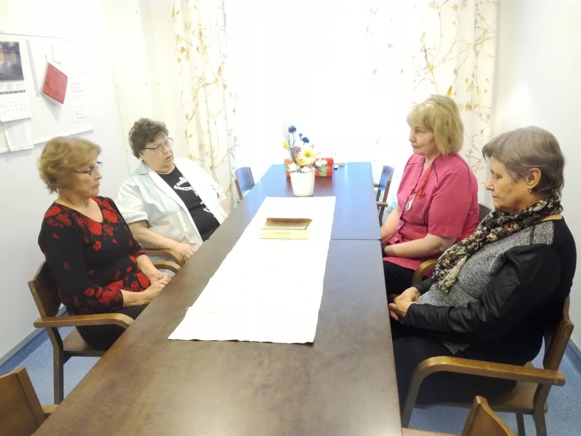 Leila Övermark (vasemmalla), Kaija Mäntylä, Ritva Päällysaho ja Sanna Granholm ovat mukana kehittämässä saattohoitoystävätoimintaa Lappajärvellä Lintukodissa.