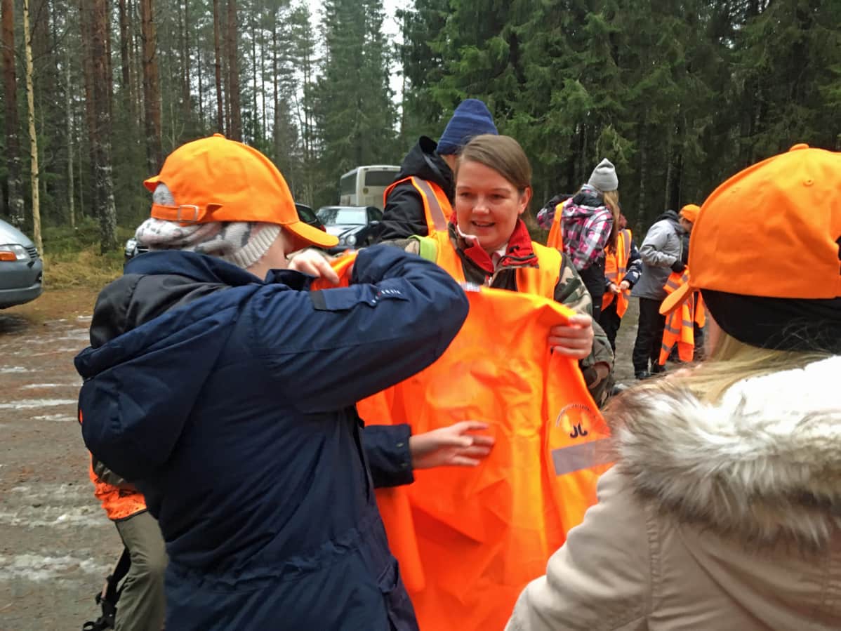Luokanopettaja Katja Juvonen auttaa oppilaita.