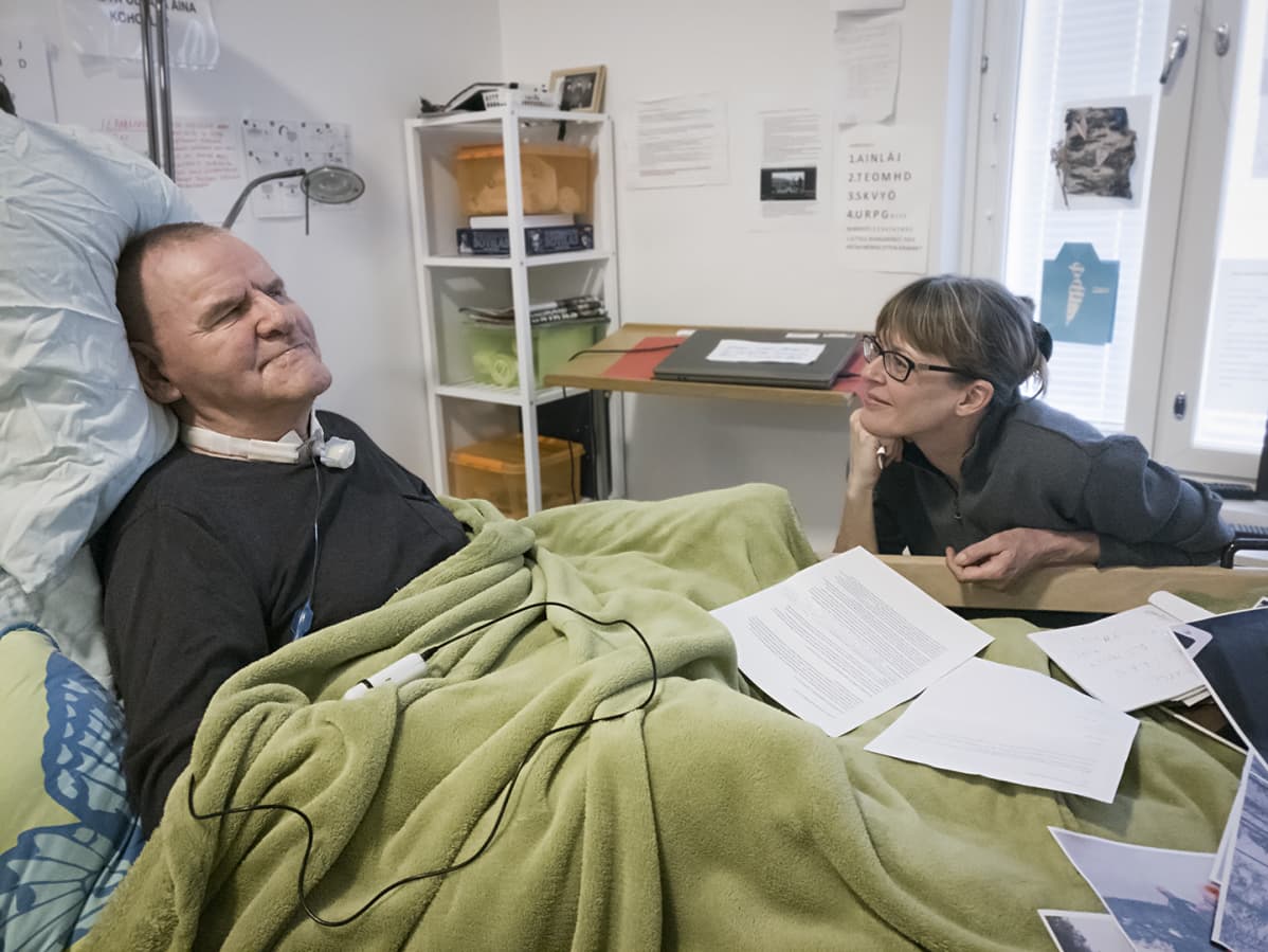 Paavo Turunen sängyssään hoivakodissa.