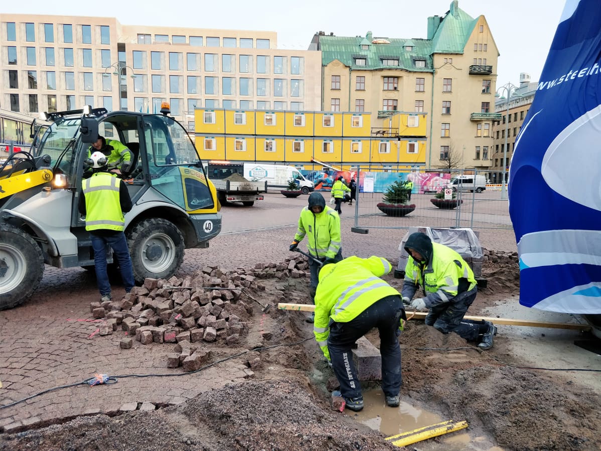 Talvisota-patsaan asentamista Kasarmintorille.