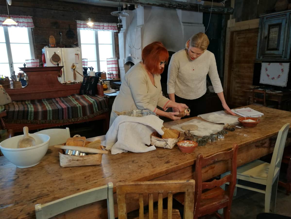 Ritta Rantanen emännöi Varpulan tilaa Sipoon Talmassa. Tuvan leivinuuniin mahtuu paistumaan monta leipää ja pitkä pöytä kutsuu kyläilijöitä ääreensä. Ylen Riikka Porttila saa oppia perinteisen ruisleivän leipomiseen