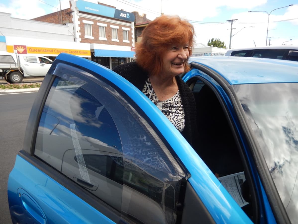 Kuvassa nainen menossa sisään henkilöautoon. Laureine Long sanoo, että Australiaan mahtuu lisää väkeä, mutta infrastuktuuria on rakennettava lisää.
