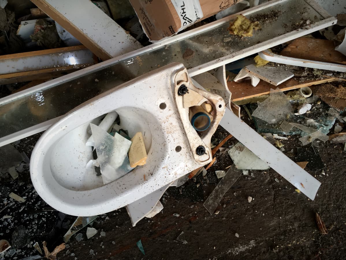 WC-istuin ja muuta rakennusjätettä
