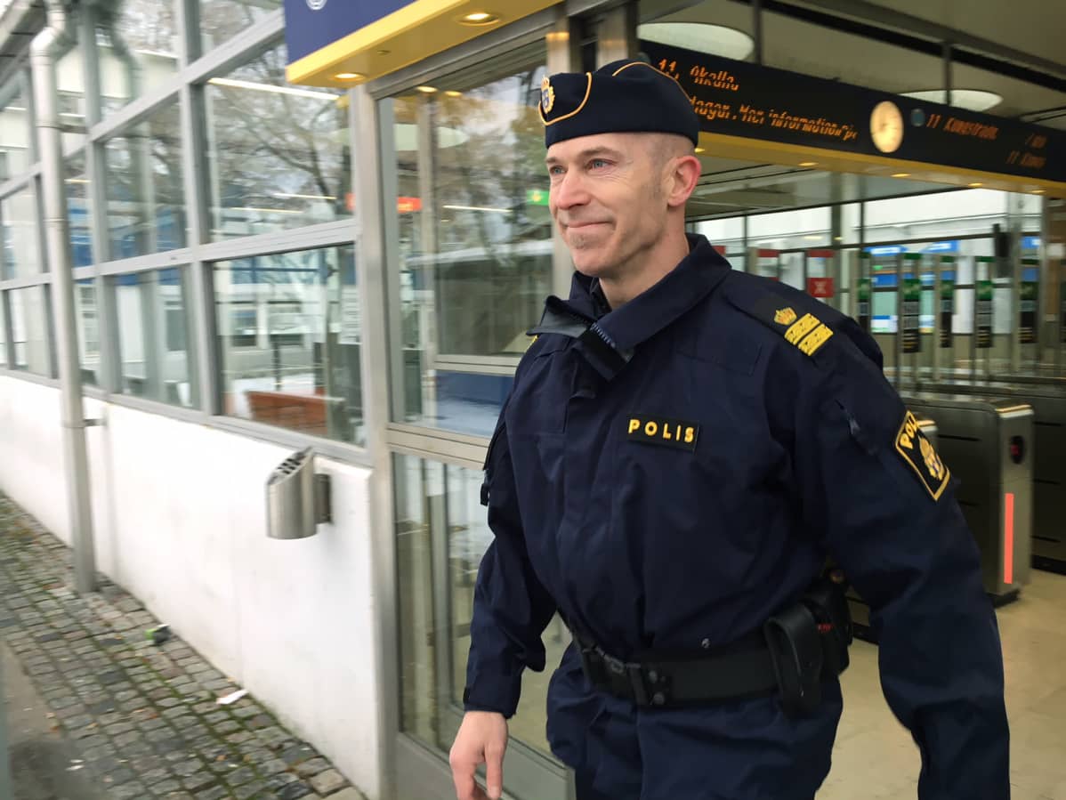 Komisario Stephan Kiernan Tukholman lähiössä.