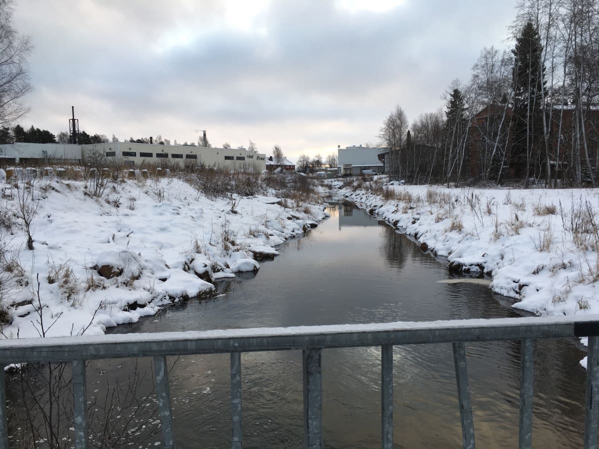oja virtaa lumen keskellä
