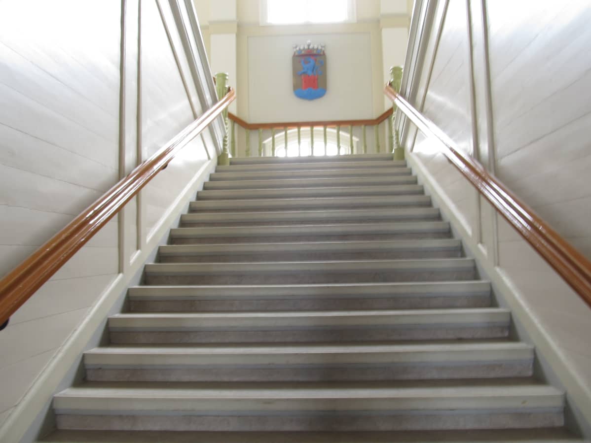 Trappan till övre våningen i rådhuset i Jakobstad