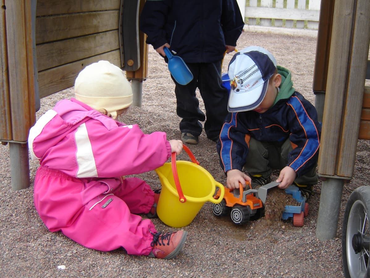 Barn leker på en dagisgård.