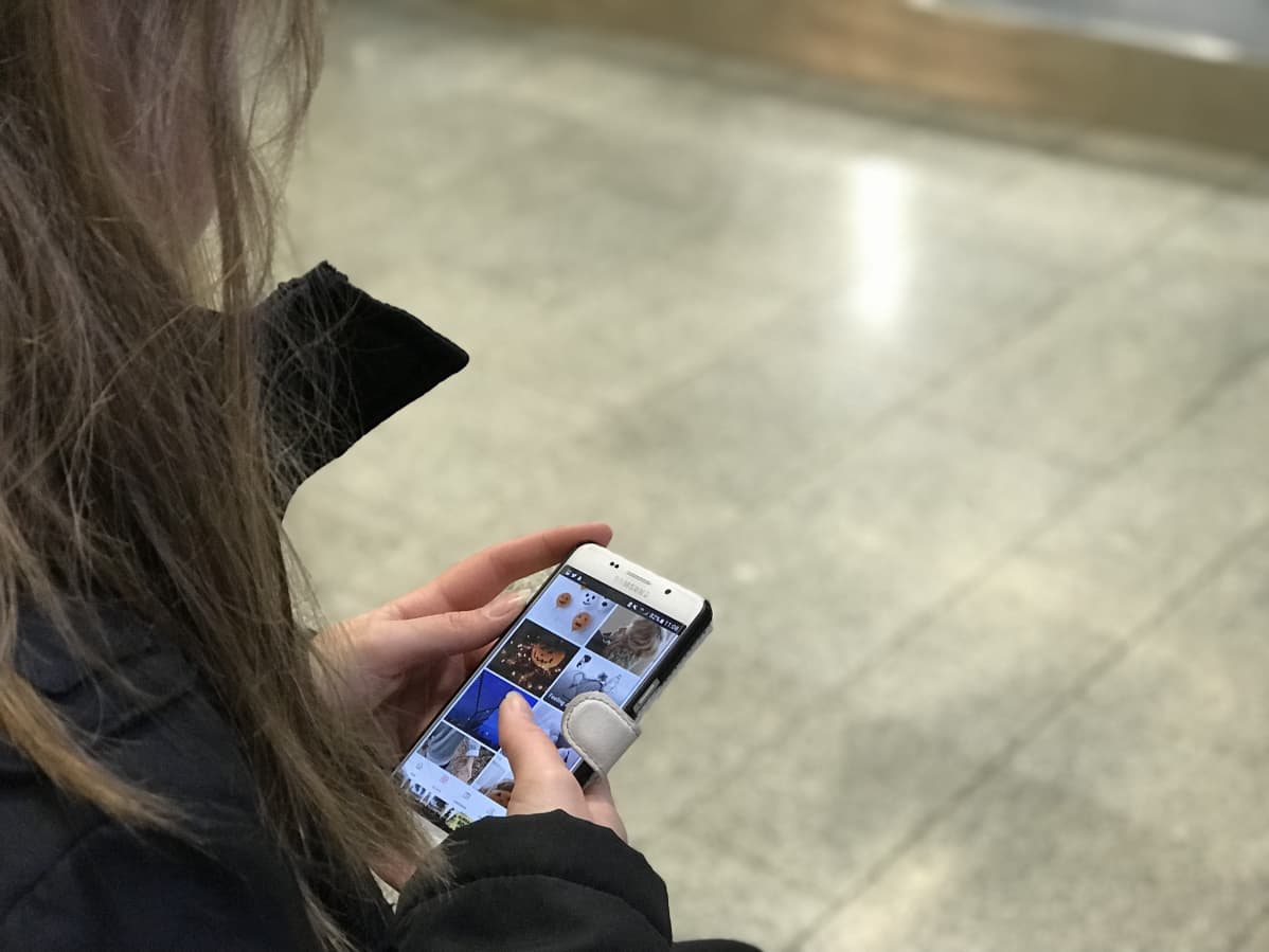 Tjej använder smarttelefon