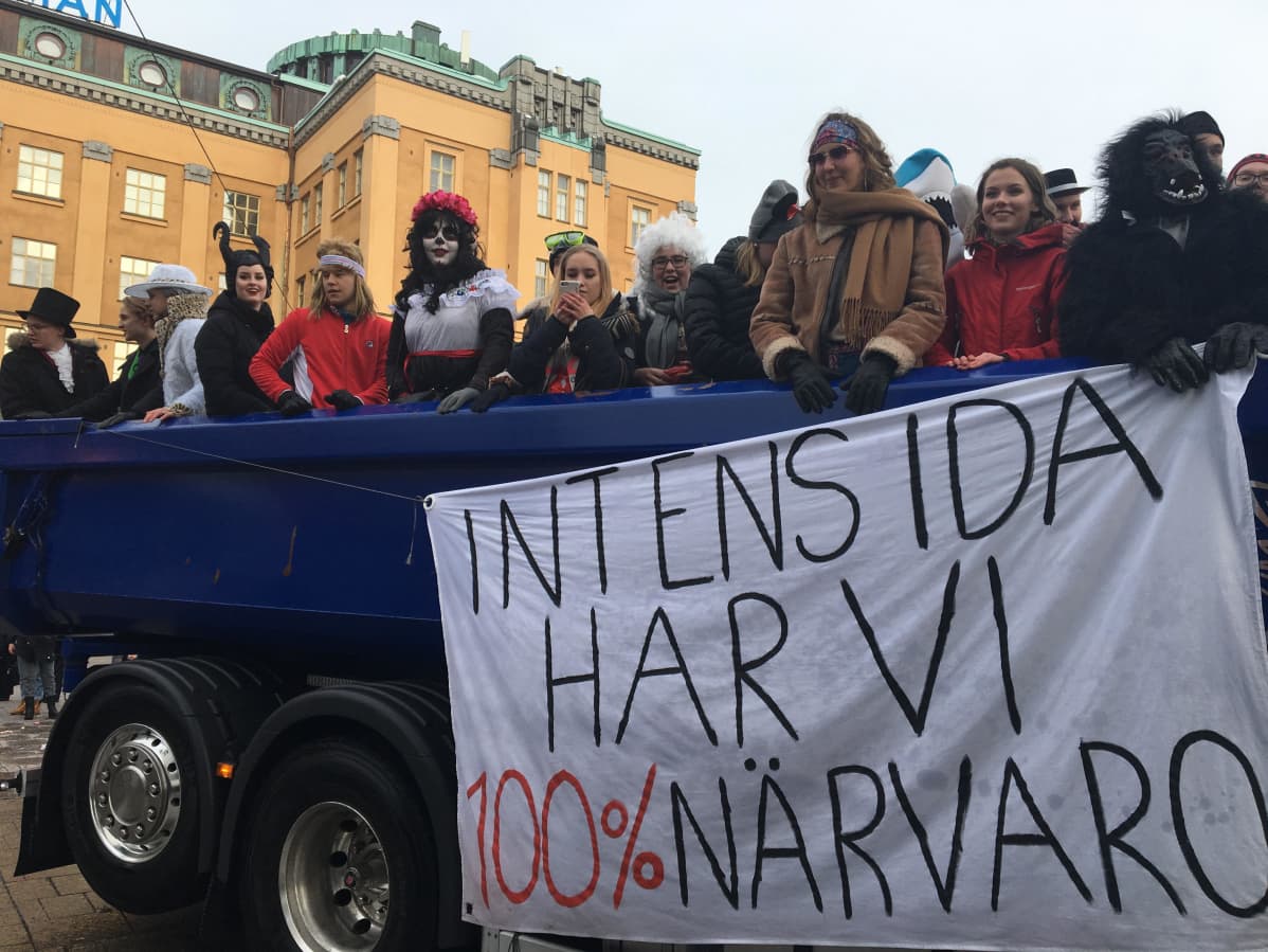 Abiturienter från Korsholms gymnasium firar penkis