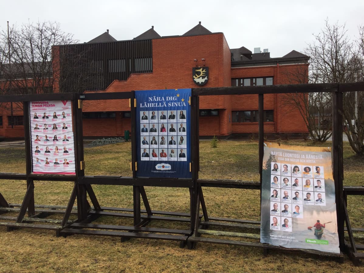 Eurovaalien vaalimainokset repsottavat Inarin kunnantalon edustalla.