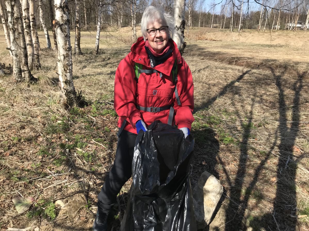 Hannele Pitkänen Ivalon siivoustalkoissa.