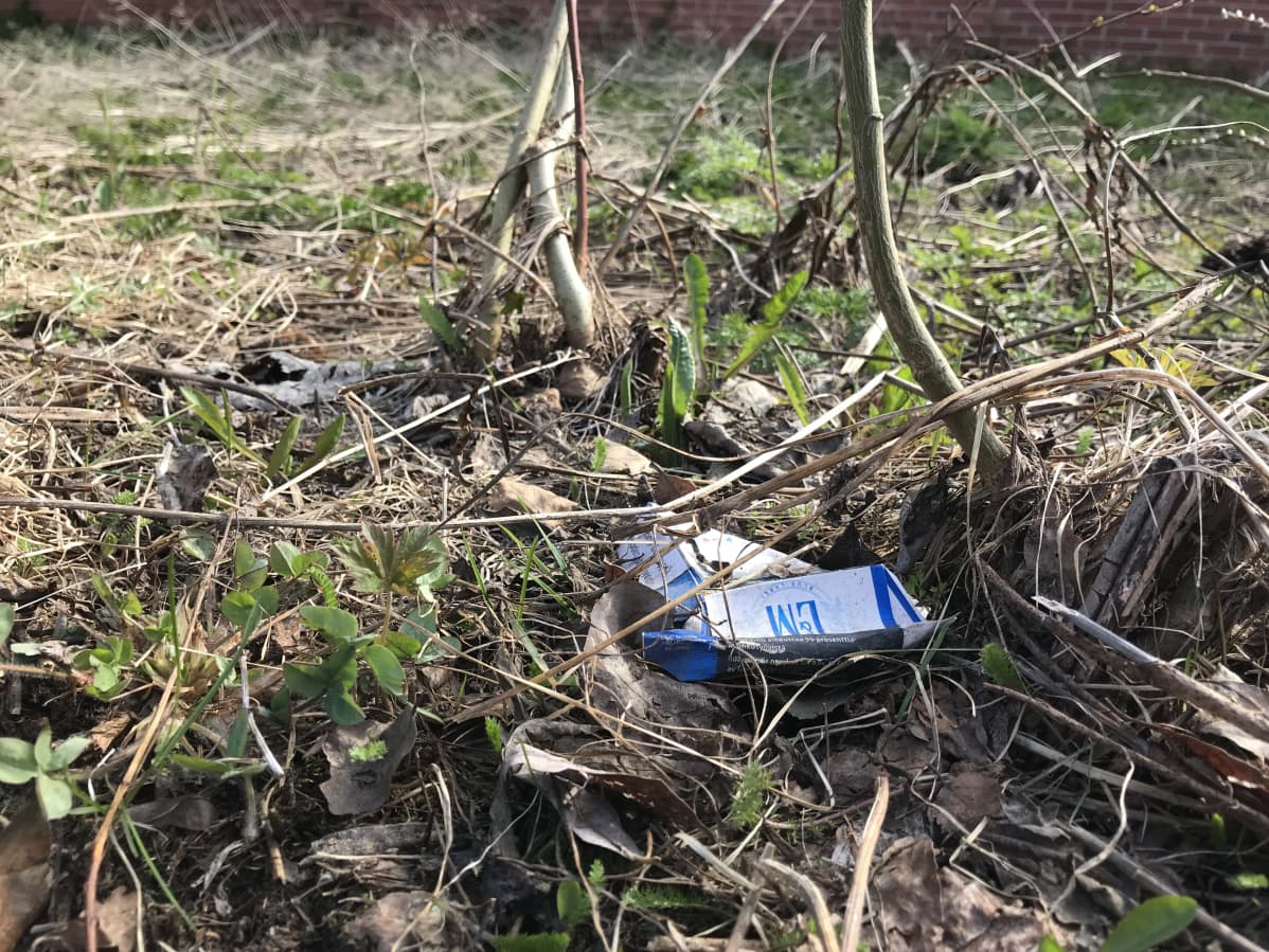 Tupakantumpit ja kartongit ovat yleisin jäte kaduilla.