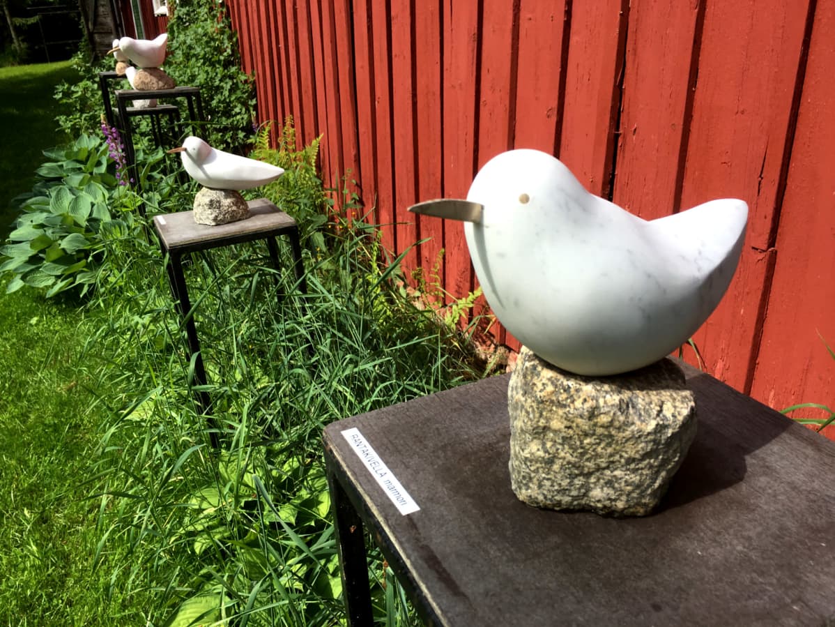 Juhani Saksan tekemä veistos.