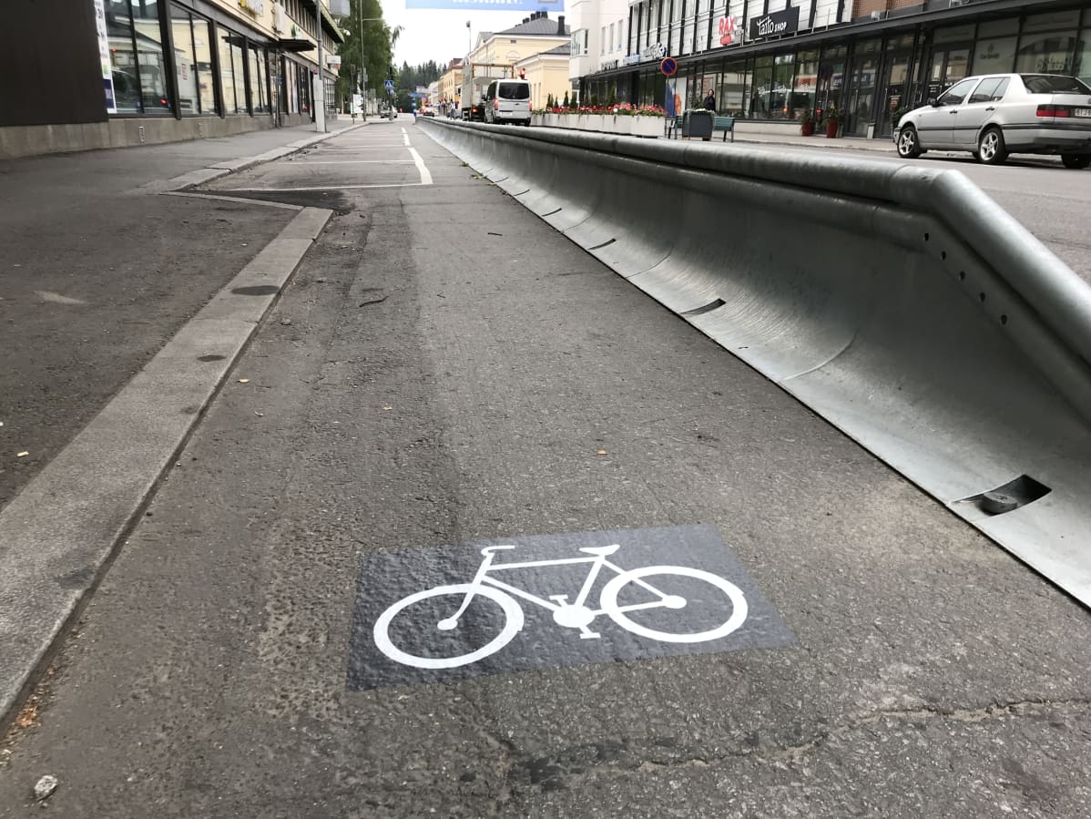 Kuva maahan kiinnitetystä pyörätietarrasta.