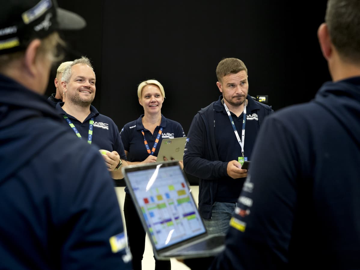 NEP Finlandin henkilökuntaa palaverissa.