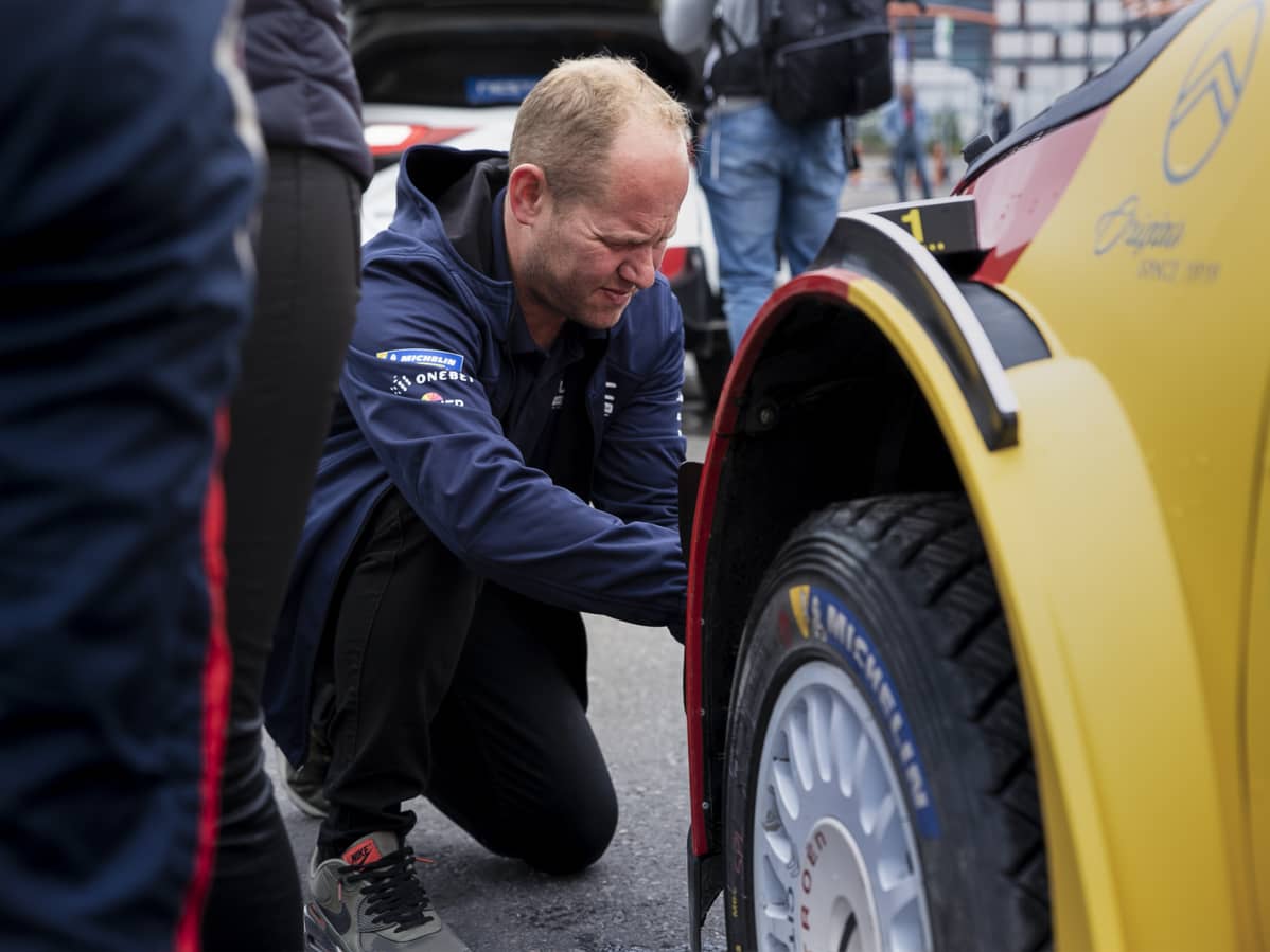 Lech Harrison asentaa ralliautoon kameraa.