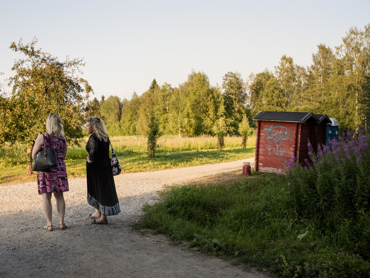 Naisia pihalla kesäteatterin väliajalla.