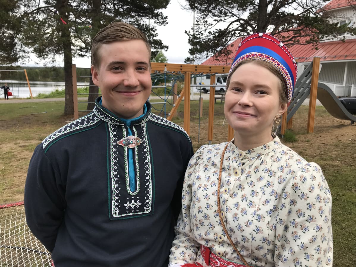 Serkukset Petteri Feodoroff ja Henna Lehtola kolttasaamelaisten 70-asuttamisjuhlissa.