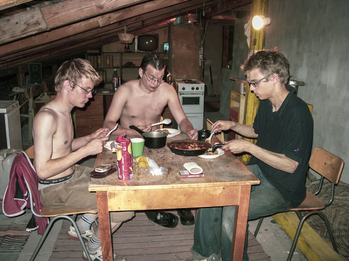 Joose Keskitalo, Lauri Ainala ja Murskis-niminen henkilö syömässä Tuotteen tiloissa nuorena.
