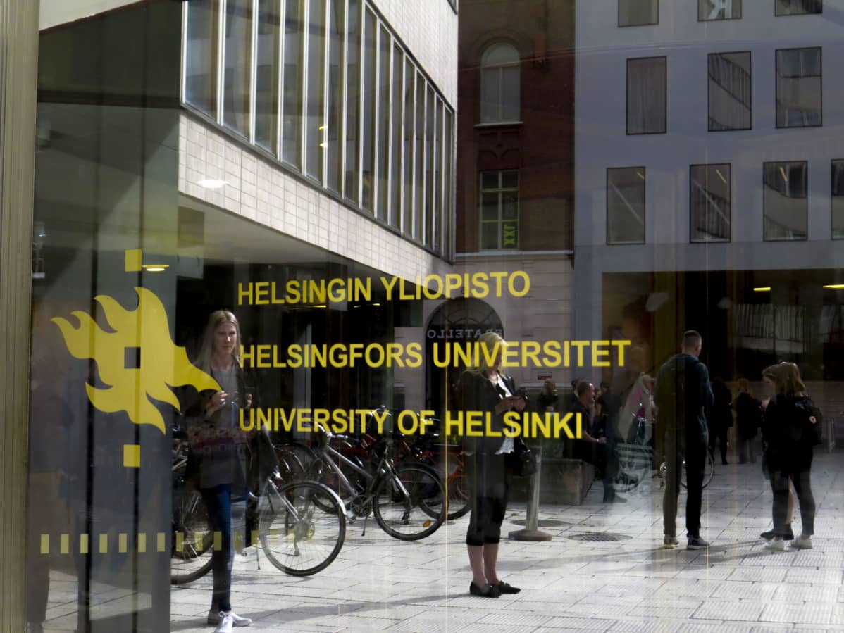 Bild på helsingfors universitet glas dörr med logo och text