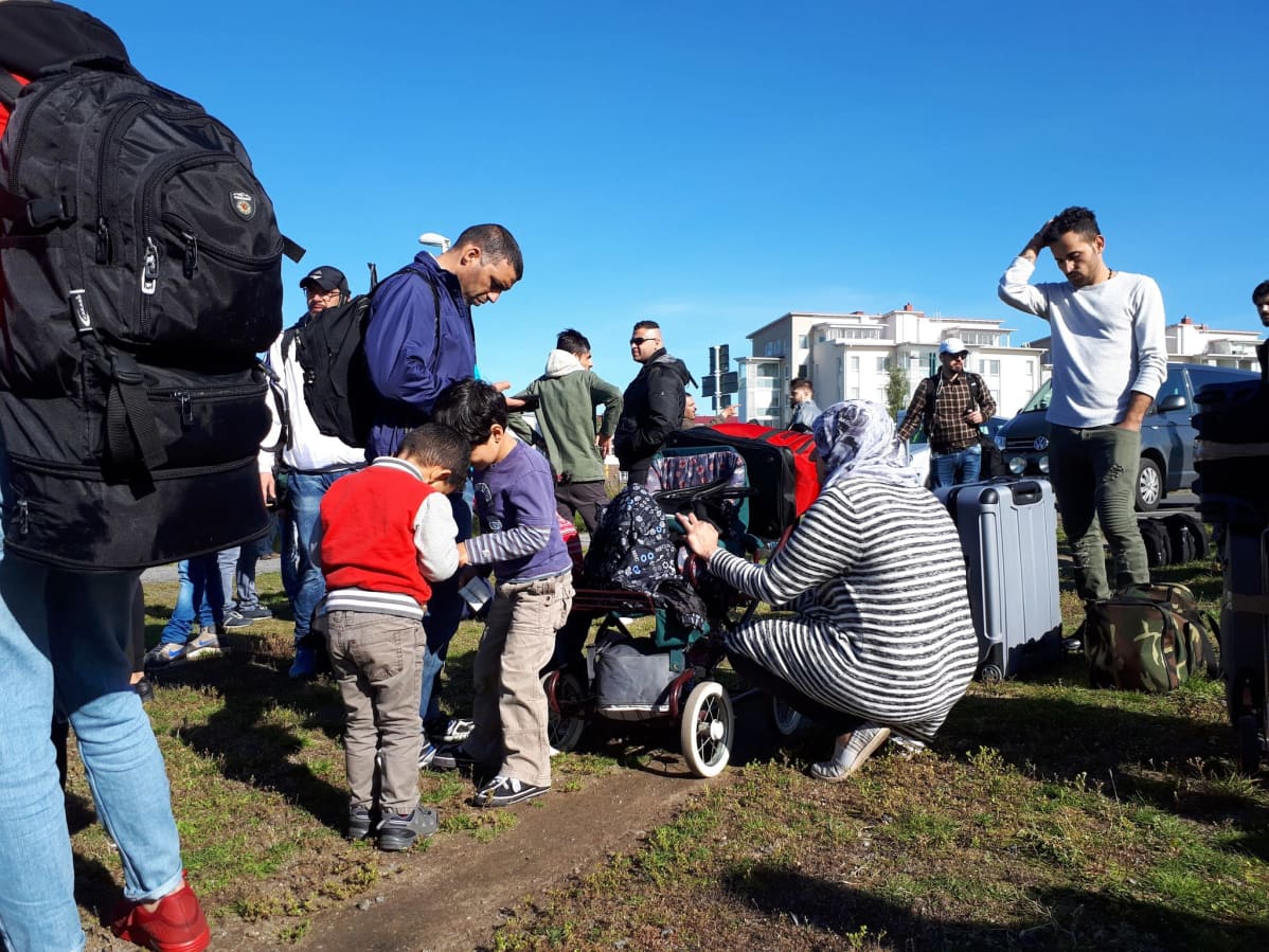 En grupp asylsökande i Torneå på väg att gå över gränsen från Finland till Sverige.