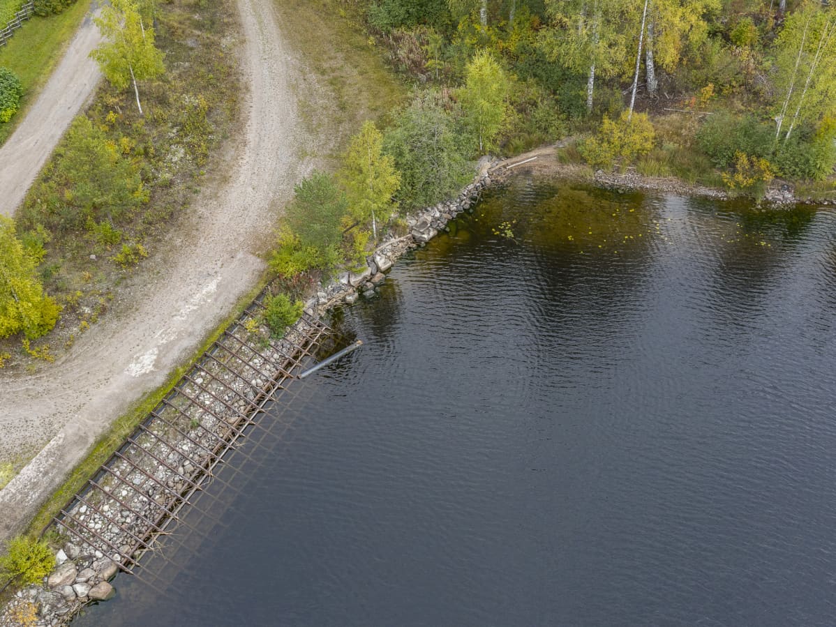 Pitkulainen hiekkakasauma Rutalahden rantavedessä.