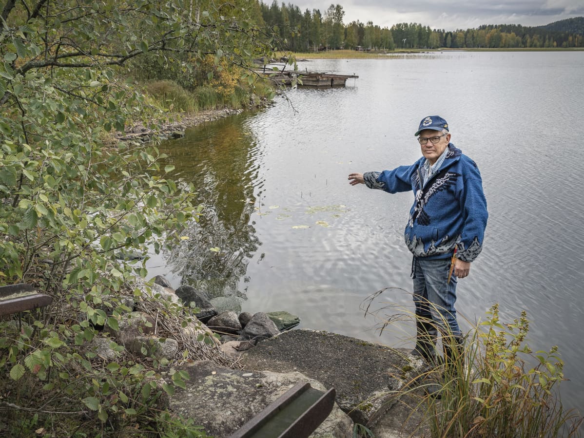 Matti Hietanen osoitaa poukamaa, jossa löydettävää saattaisi olla.