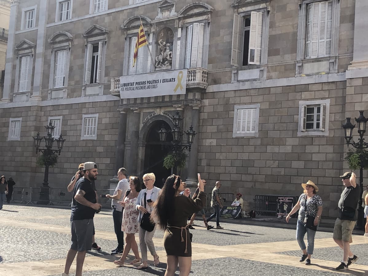 Katalonian aluejohtaja Quim Torra ei ole suostunut poistamaan julkisten rakennusten edustoilta itsenäisyyttä kannattavien symboleja ja banderolleja, joissa vaaditaan poliittisten vankien vapauttamista