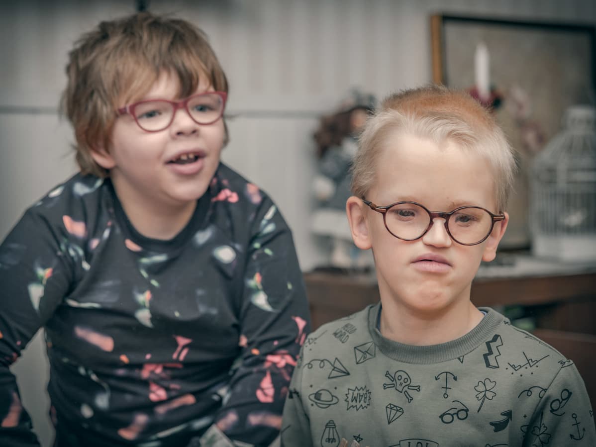 Lapset pöydän ääressä