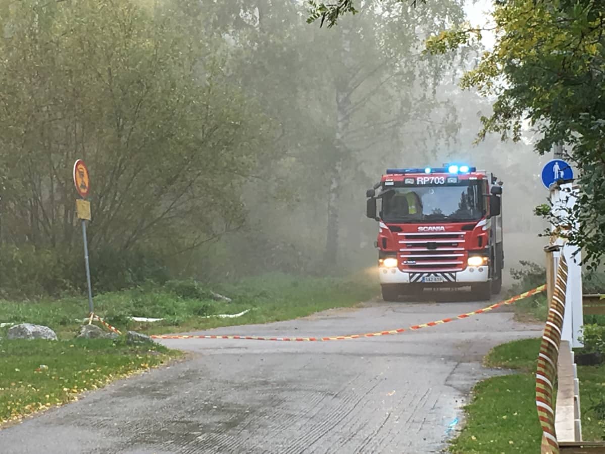 Paloauto tien varressa Kuningattarenpolulla Vanhassa Vaasassa 3.10.2019