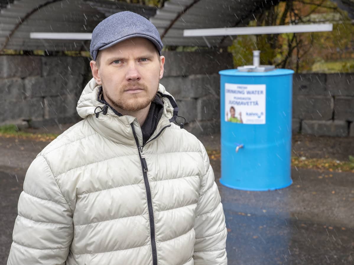 Kunnanjohtaja Eero Vainio seisoo Petäjävedellä kadulla olevalla vesipisteellä.