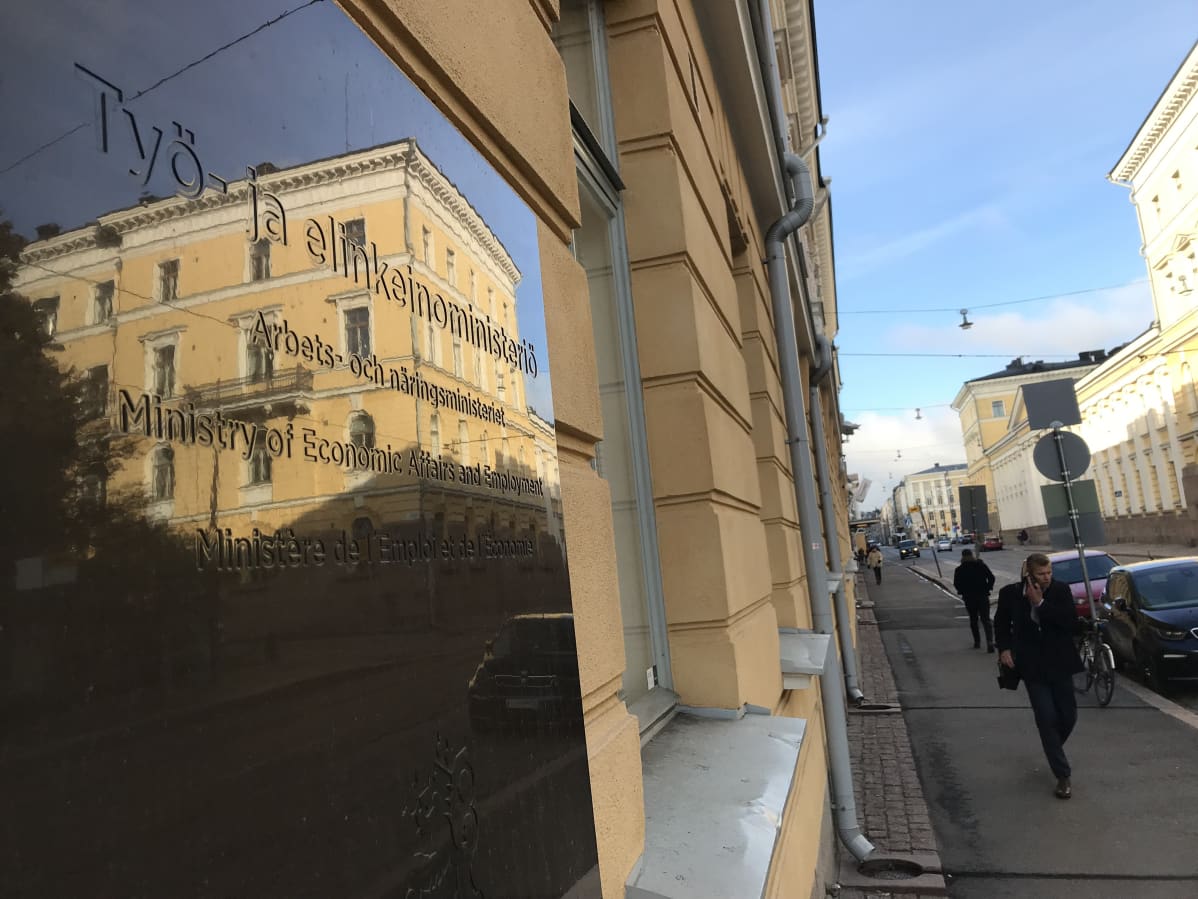 Vackert stenhus speglar sig i Arbets- och näringsministeriets skylt.