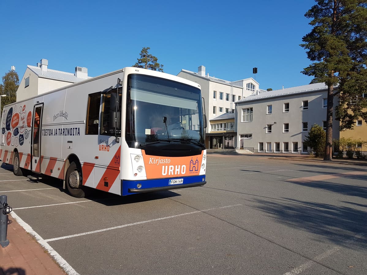 Kirjastoauto pysäkillä