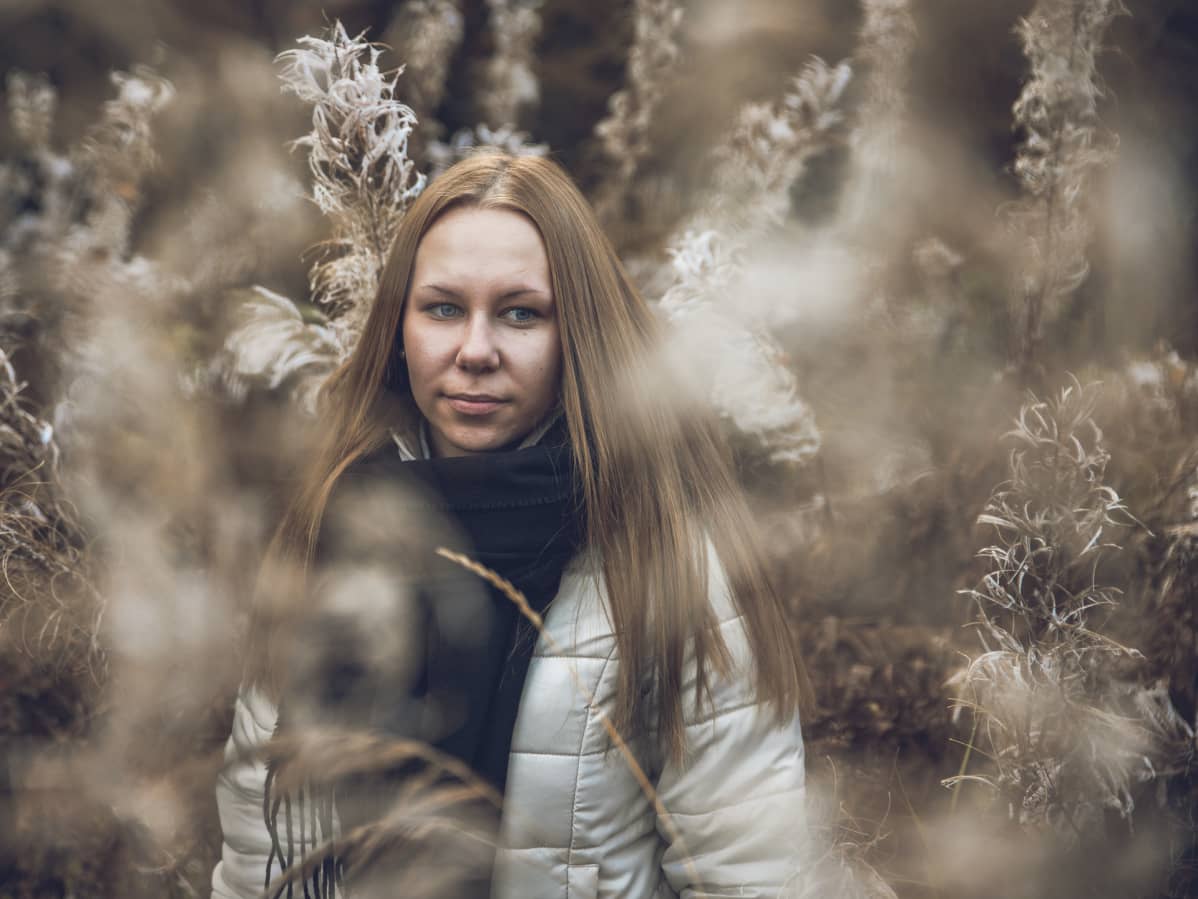 Erika Jääskeläinen seisoo horsmien seassa