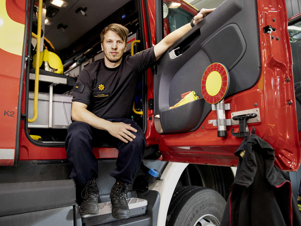 Palomies Pekka Kolehmainen istuu paloauton oviaukossa Äänekosken paloasemalla.
