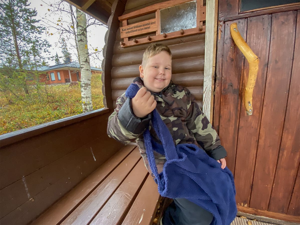Jiri Lindén pitelee kädessään keksimäänsä henkselipyyhettä.