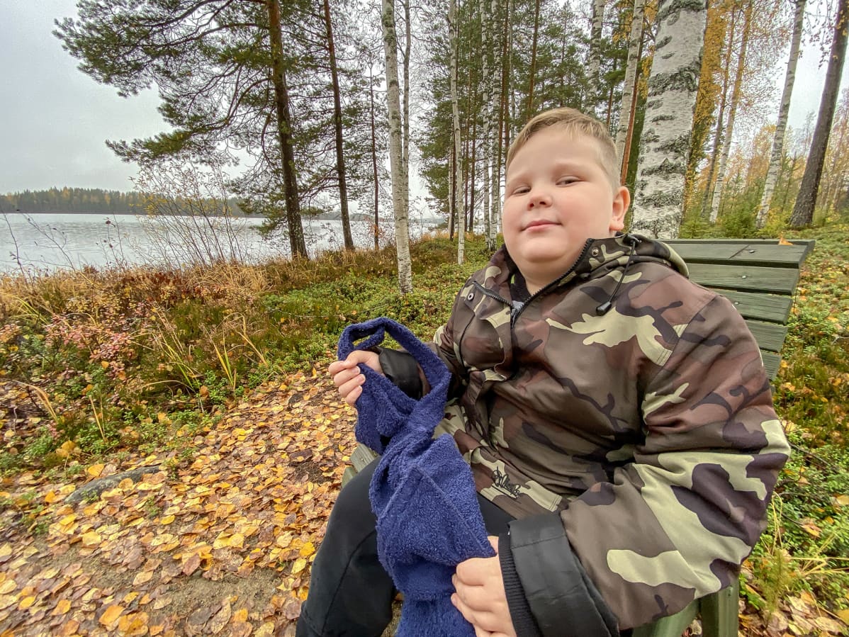 Jiri Lindén pitelee käsissään keksimäänsä henkselipyyhettä.