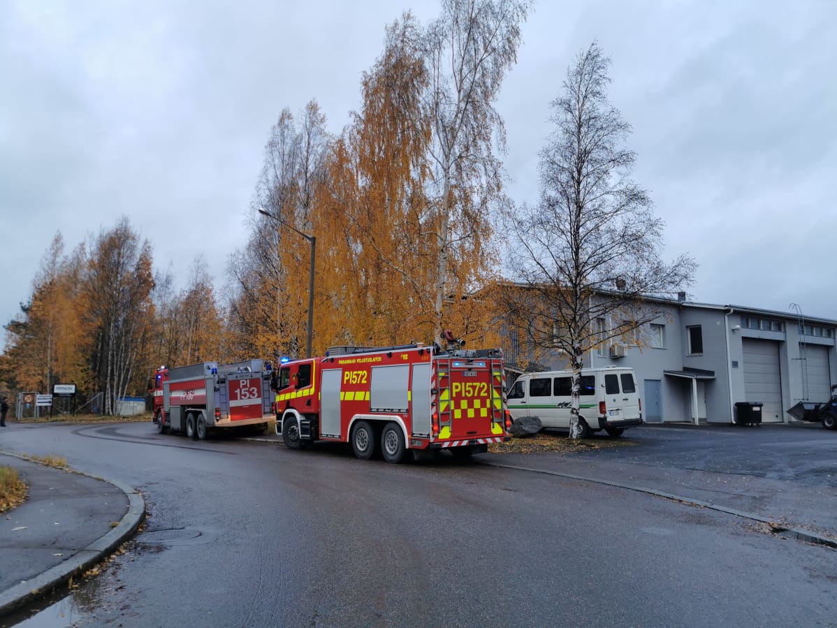 Kaksi paloautoa teollisuusalueella