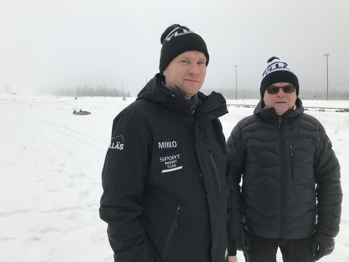Ylläksen nykyinen ja tuleva toimitusjohtaja, Osmo ja Mikko Virranniemi seisovat rinteen juurella.